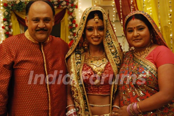 Ragini with her mother and father