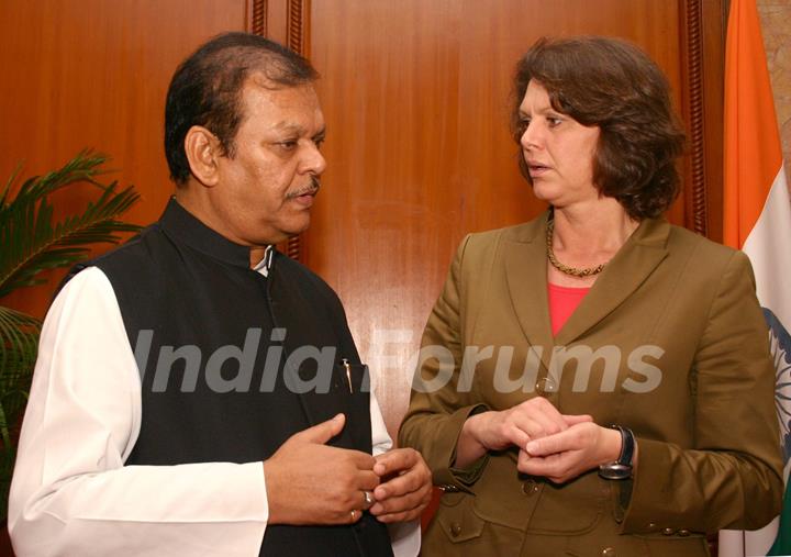 Subodh Kant Sahai Minister for Food Processing Industries and Ilse Aigner  Federal Minister Germany for, Food, Agriculture and Consumer Protection after the signing of joint statement in New Delhi on Monday 15 Nov 2010