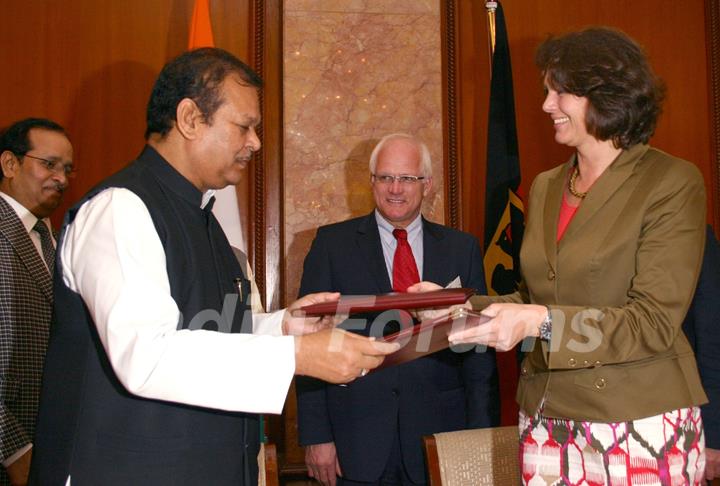 Subodh Kant Sahai Minister for Food Processing Industries and Ilse Aigner  Federal Minister Germany for, Food, Agriculture and Consumer Protection after the signing of joint statement in New Delhi on Monday 15 Nov 2010