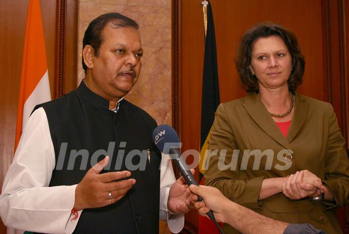 Subodh Kant Sahai Minister for Food Processing Industries and Ilse Aigner  Federal Minister Germany for, Food, Agriculture and Consumer Protection after the signing of joint statement in New Delhi on Monday 15 Nov 2010