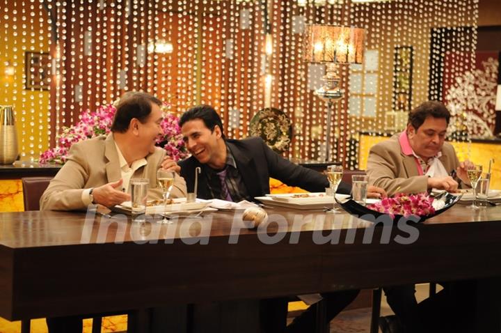 Rishi and Randhir Kapoor with Akshay Kumar on tv show Master Chef India