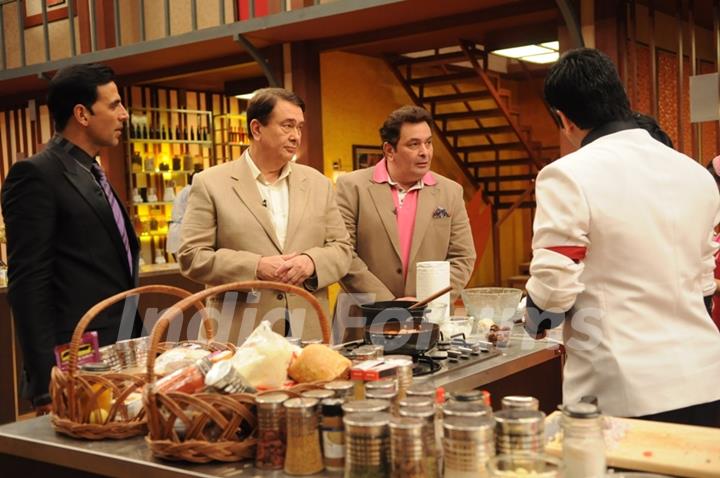 Rishi and Randhir Kapoor with Akshay Kumar on tv show Master Chef India