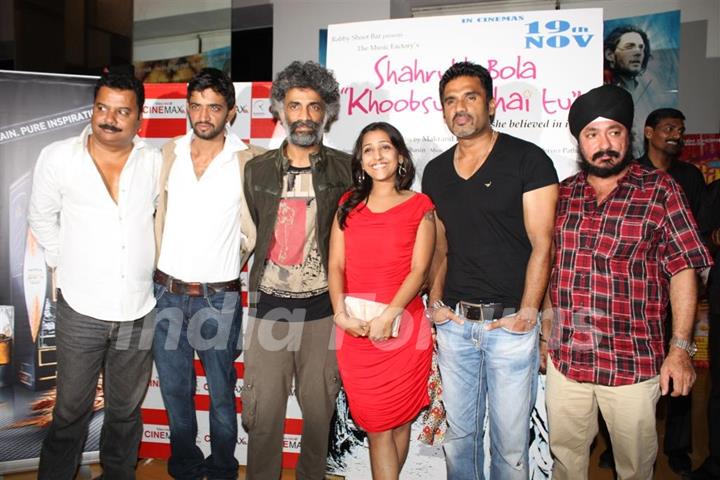 Cast and Crew with Sunil Shetty at Shahrukh Bola Khoobsurat Hai Tu film premiere at Cinemax