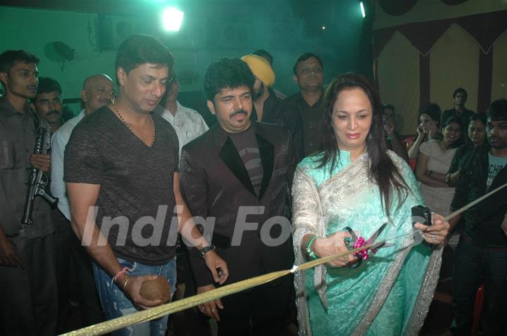 Madhur Bhandarkar and Smita Thakeray at inaugration of Shiva's Salon Academy