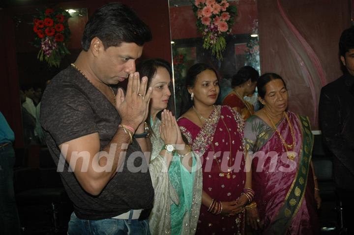 Madhur Bhandarkar and Smita Thakeray at inaugration of Shiva's Salon Academy