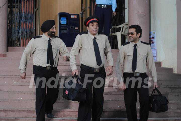 Dharmendra, Sunny Deol and Bobby Deol on the sets of their film Yamla Pagla Deewana at Filmcity, Mumba