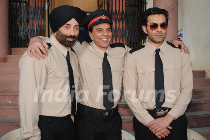 Dharmendra, Sunny Deol and Bobby Deol on the sets of their film Yamla Pagla Deewana at Filmcity, Mumba