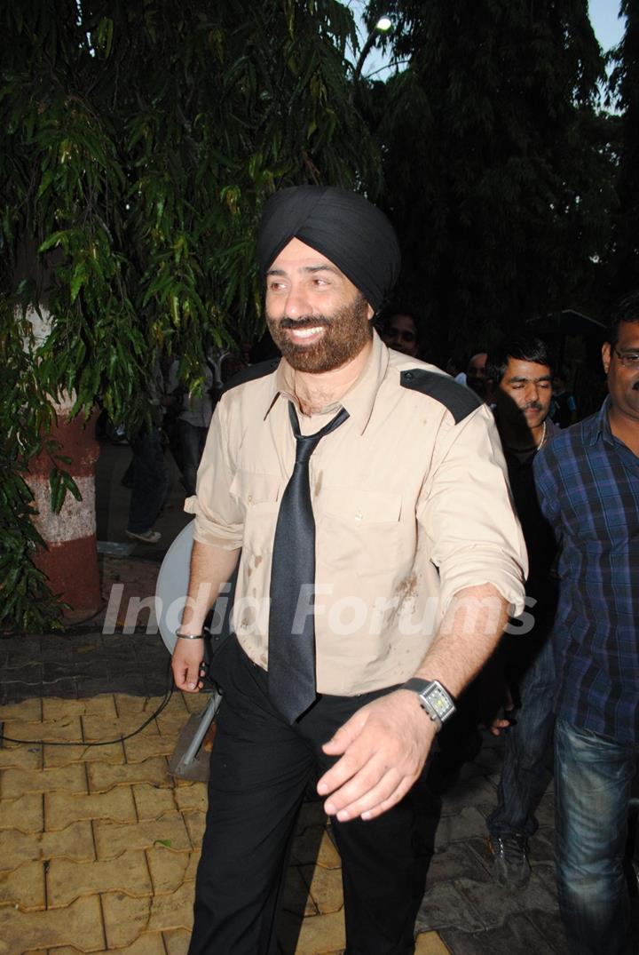 Sunny Deol on the sets of their film Yamla Pagla Deewana at Filmcity, Mumba