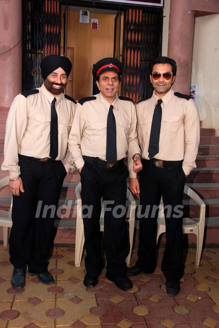 Dharmendra with Sunny and Bobby Deol at Yamla Pagla Deewana film on location at Film City