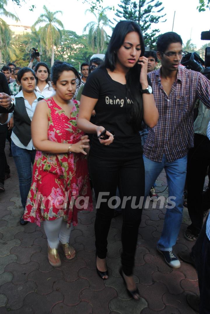 Sonakshi Sinha pay tribute to 26/11 martyrs