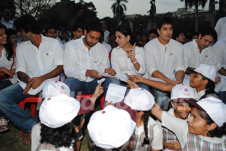 Abhishek Bachchan and Shaina NC pay tribute to 26/11 martyrs