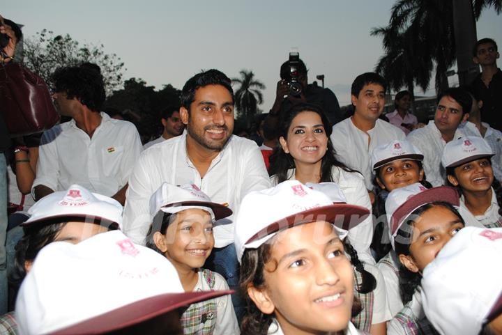 Abhishek Bachchan and Shaina NC pay tribute to 26/11 martyrs