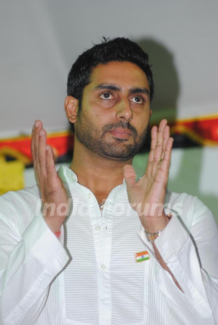 Abhishek Bachchan pay tribute to 26/11 martyrs