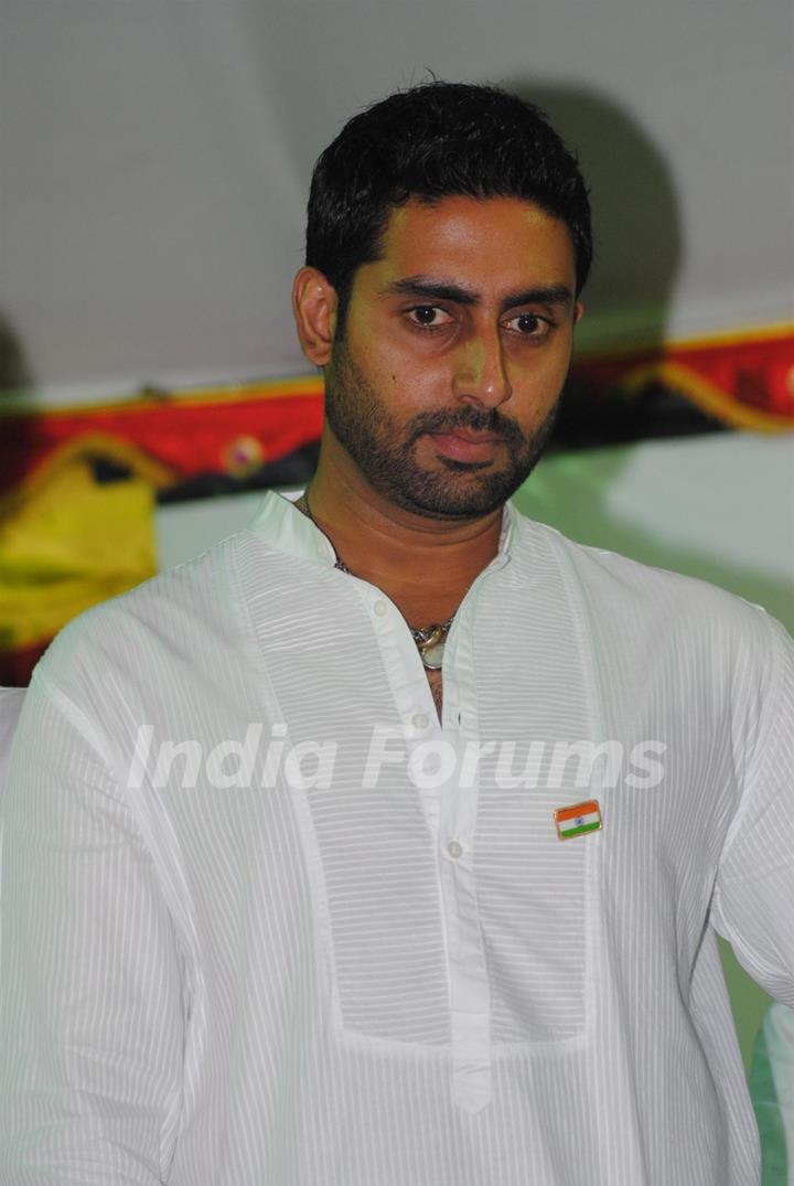 Abhishek Bachchan pay tribute to 26/11 martyrs