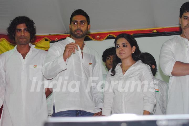 Abhishek Bachchan and Shaina NC pay tribute to 26/11 martyrs