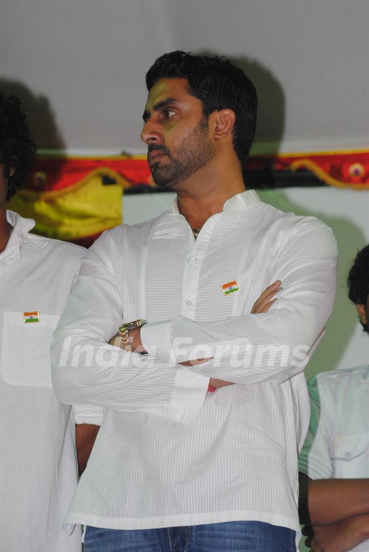 Abhishek Bachchan pay tribute to 26/11 martyrs