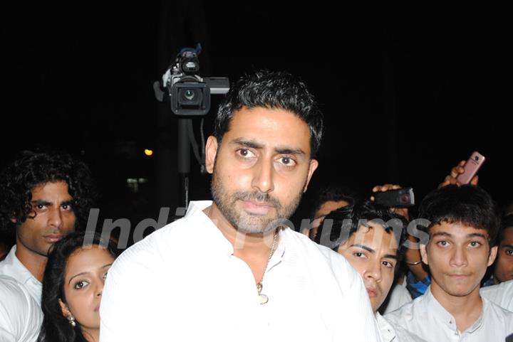 Abhishek Bachchan pay tribute to 26/11 martyrs