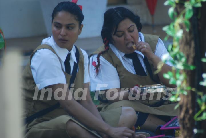 Veena and Dolly sharing their lunch in Bigg Boss 4 house