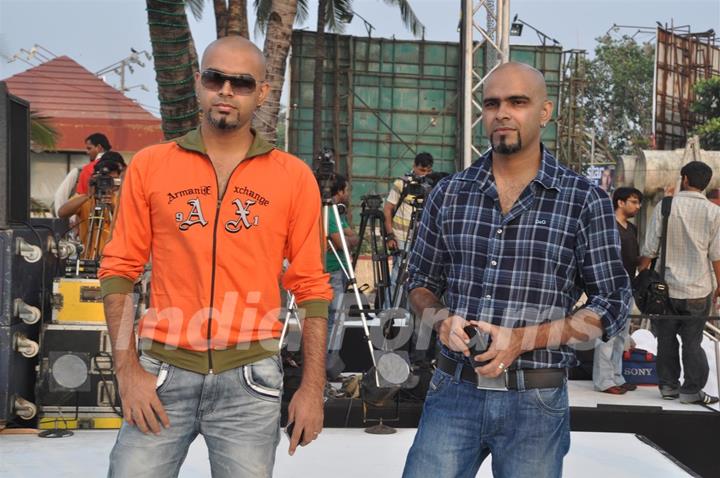 Rajeev and Raghu anchored the ‘Provogue Tees Maar Khan Beach Party’