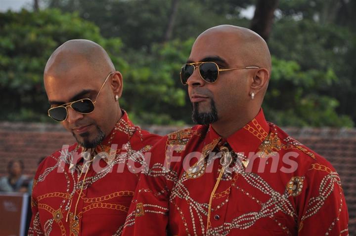 Rajeev and Raghu anchored the 'Provogue Tees Maar Khan promotion Beach Party'