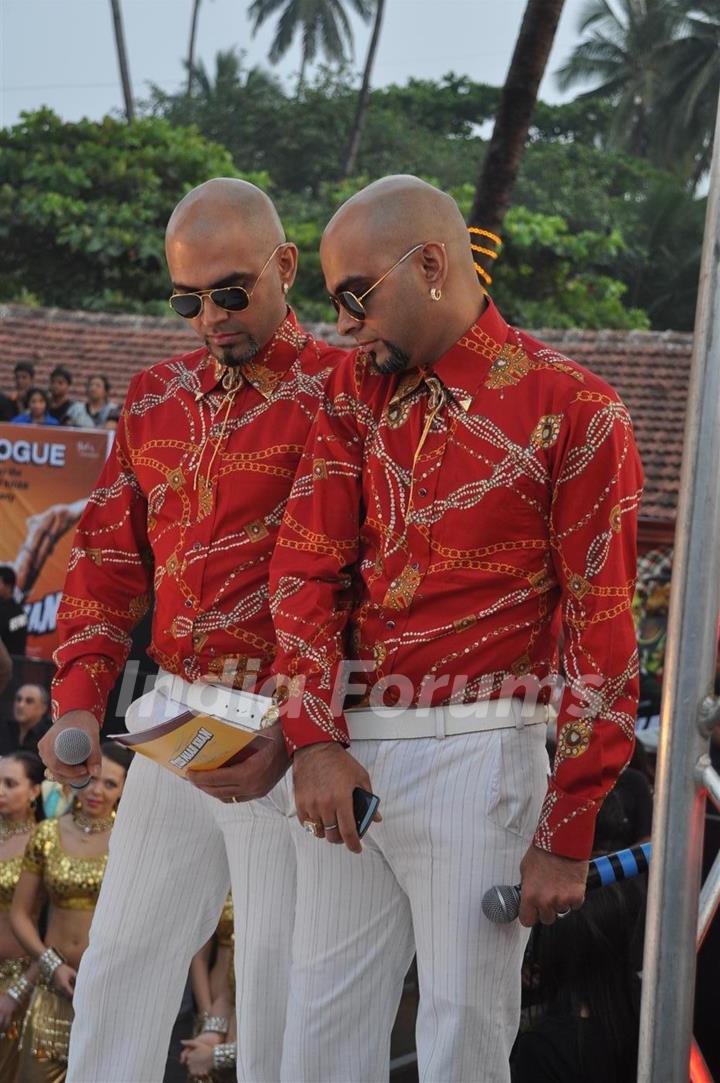 Rajeev and Raghu anchored the 'Provogue Tees Maar Khan promotion Beach Party'