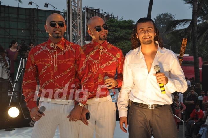 Rajeev and Raghu with Sonu Nigam anchored the 'Provogue Tees Maar Khan promotion Beach Party'