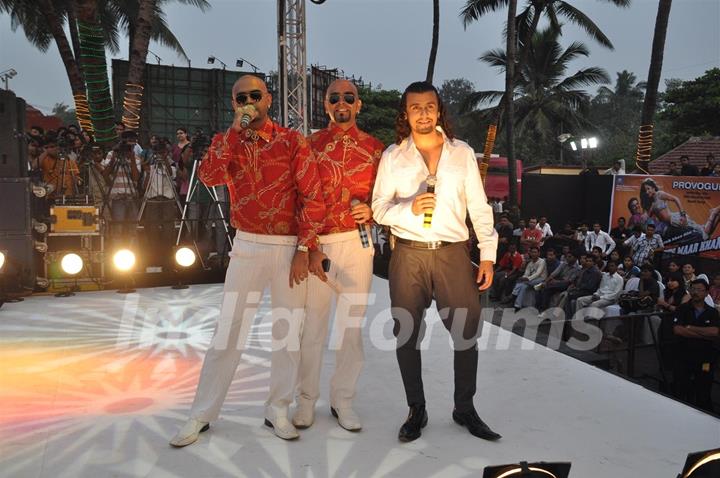 Rajeev and Raghu with Sonu Nigam anchored the 'Provogue Tees Maar Khan promotion Beach Party'