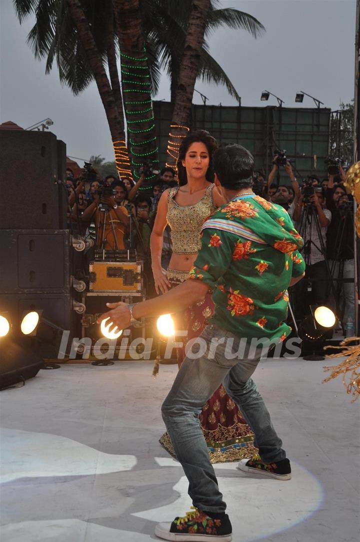 Katrina and Akshay danced on the song Sheila ki Jawaani at Film “TEES MAAR KHAN‘’ promotion Beach Pa