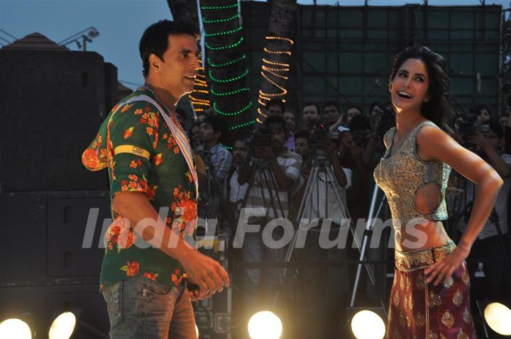 Akshay enjoying sheila’s Jawaani with Katrina at Film “TEES MAAR KHAN‘’ promotion Beach Party