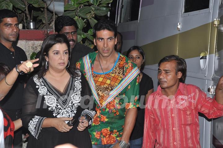 Farah Khan with Akshay Kumar at Film “TEES MAAR KHAN‘’ promotion Beach Party