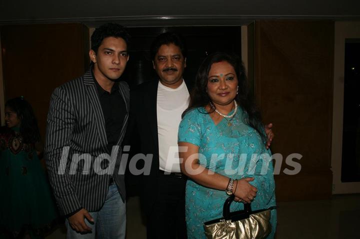 Udit Narayan with his wife and son Aditya at Sameer daughter Shanchita & Abhishek wedding at Sun and