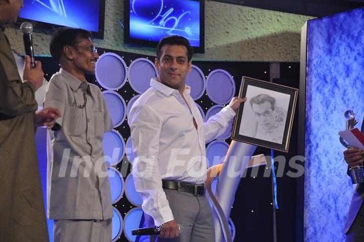 Salman Khan graces IBN 7 super idol awards at Taj Lands End in Mumbai. .