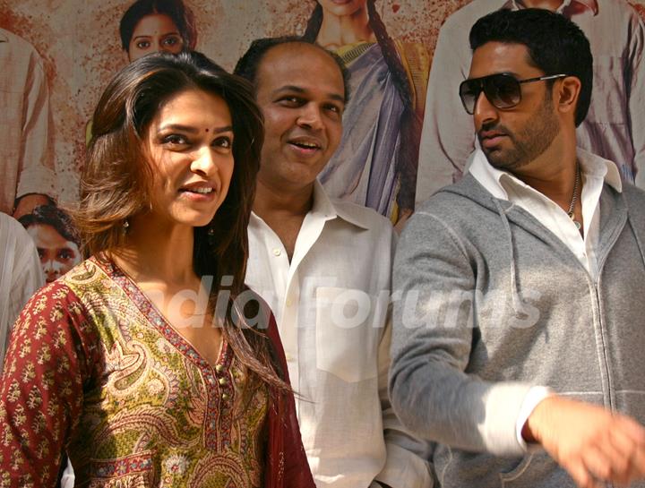 Abhishek Bachchan, Deepika Padukone and Ashutosh Gowarikar to promote their film