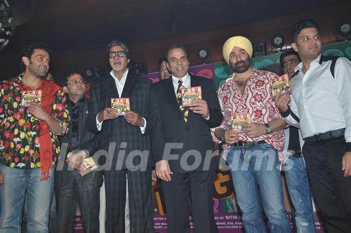 Cast with Amitabh Bachchan at Music release of 'Yamla Pagla Deewana'