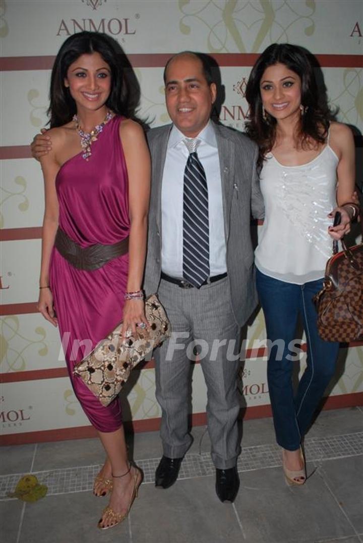 Shilpa and Shamita Shetty at Anmol Jewellers preview