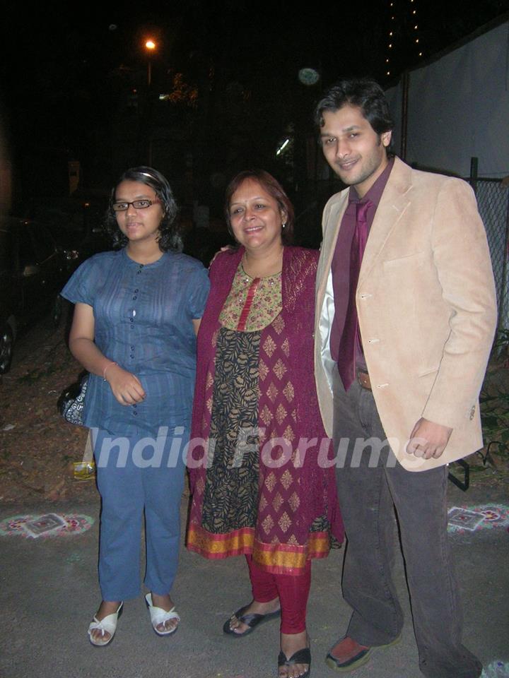 Swapna Joshi with her daughter and actor Abhay Vakil