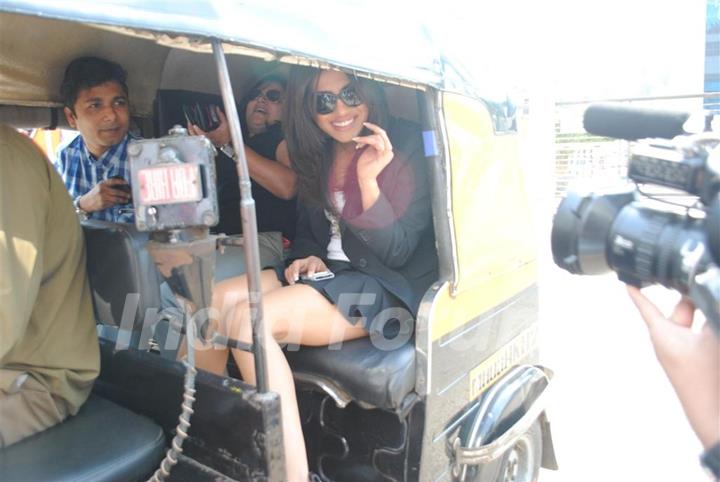 Priyanka Chopra arrives in an auto rickshaw for the 'PEARLS WAVE 2' press conference at Hotel Grand Hyatt in Kalina, Mumbai
