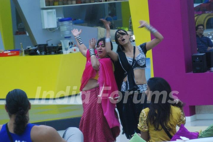 Bigg Boss -4 Contestants performing for Farah Khan in the house