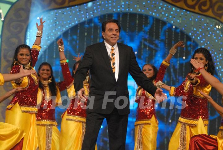 Dharmendra performance at COLORS Umang 2011. .