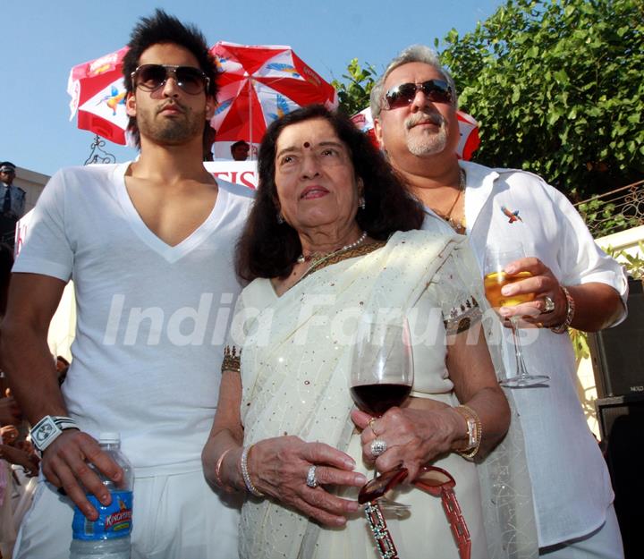 Dr.Vijay Mallaya with his son Siddharth and Models  at Kingfisher Calendar Launch 2011