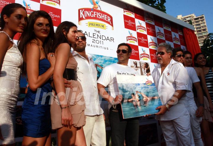 Dr.Vijay Mallaya along with Salman Khan, his son Siddharth and Models  at Kingfisher Calendar Launch 2011