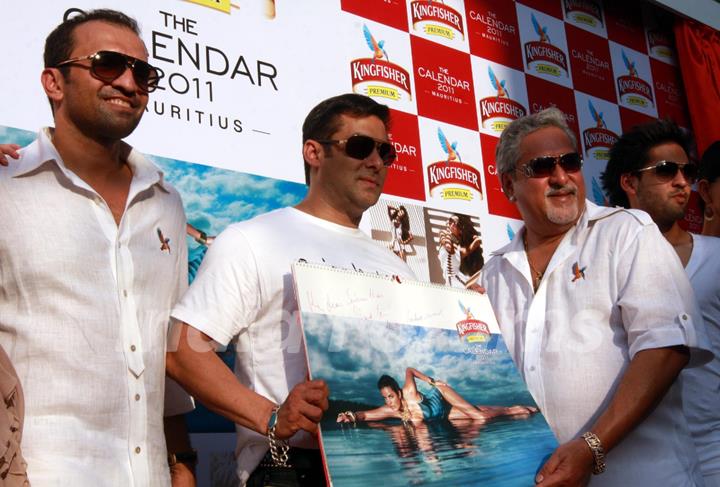 Dr.Vijay Mallaya along with Salman Khan, his son Siddharth and Models  at Kingfisher Calendar Launch 2011