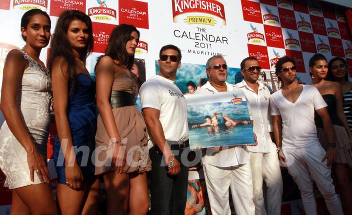 Dr.Vijay Mallaya along with Salman Khan, his son Siddharth and Models  at Kingfisher Calendar Launch 2011