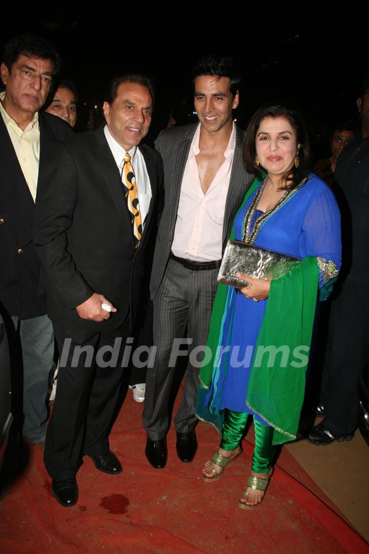 Akshay Kumar, Farah Khan and Dharmendra at Colors Umang 2011. .