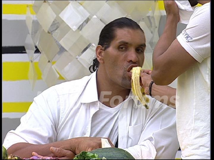 Khali eating banana in Bigg Boss 4 house