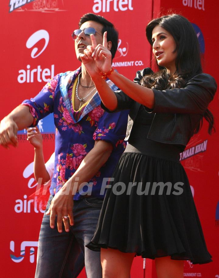 Akshay Kumar and Katrina Kaif dancing in public in New Delhi to promote their film &quot;Tees Maar Khan&quot;