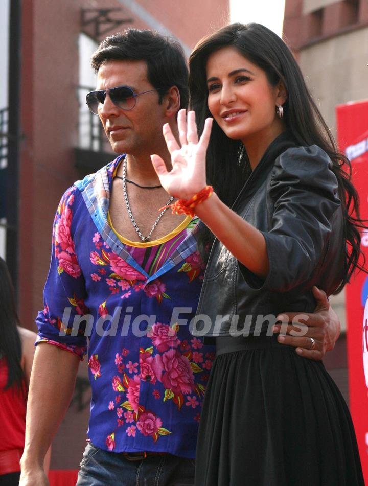 Akshay Kumar and Katrina Kaif dancing in public in New Delhi to promote their film &quot;Tees Maar Khan&quot;