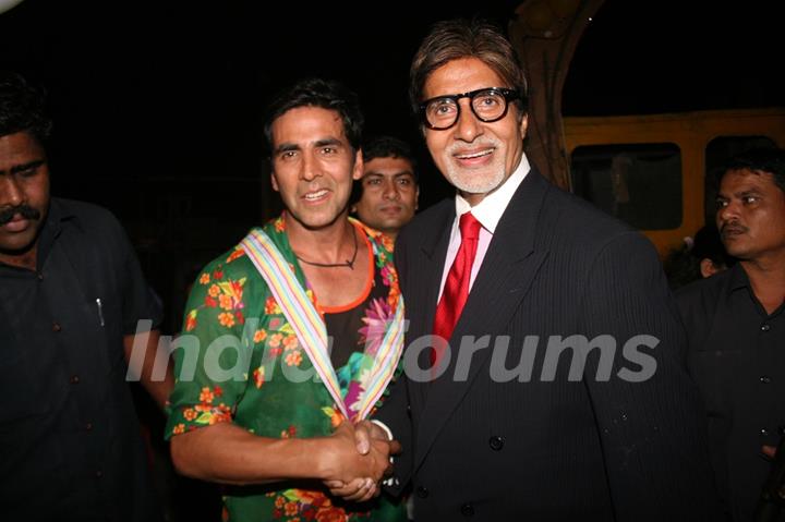 Akshay with Amitabh Bachchan at the Big Star Entertainment Awards held at Bhavans College Grounds