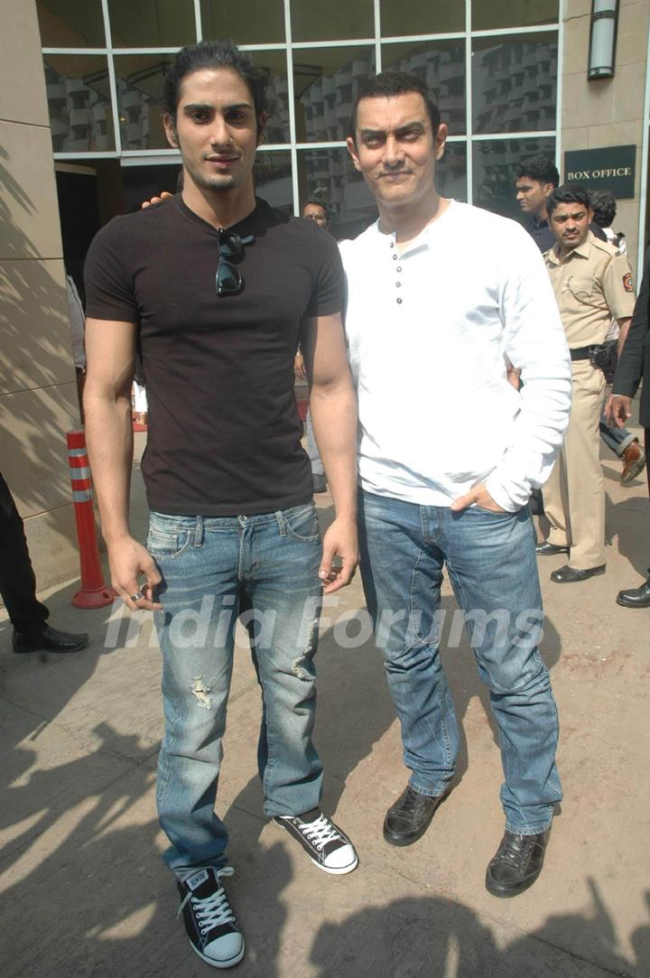 Aamir Khan and Prateik Babbar at the Unveiling of Dhobi Ghat's First Look, Andheri. .