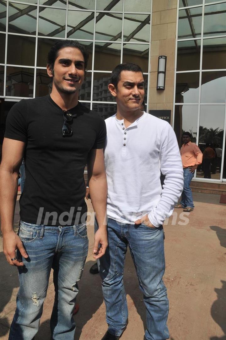 Aamir Khan and Prateik Babbar at the Unveiling of Dhobi Ghat's First Look, Andheri